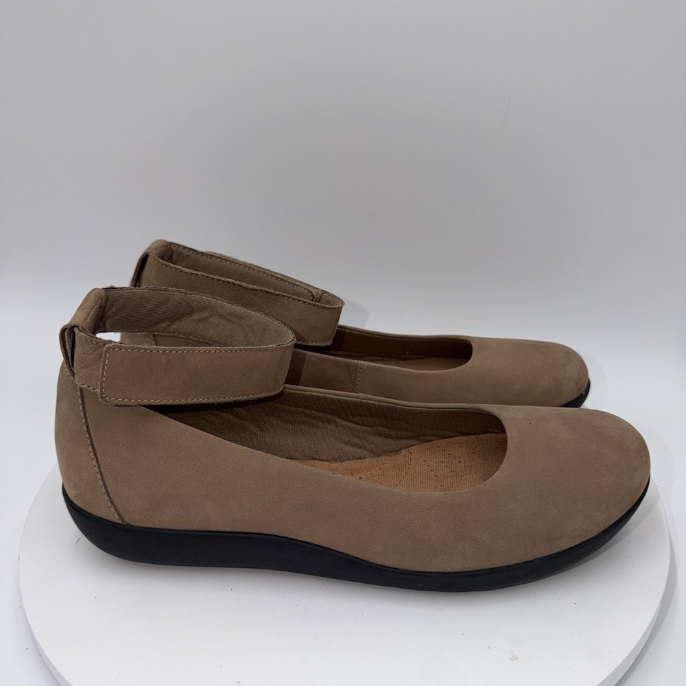 Clarks‎ Medora Nina Beige Mary Jane Suede Flats Women 9.5M - Picture 2 of 8